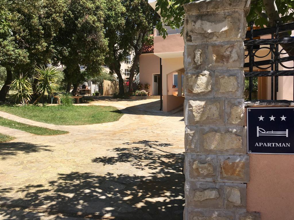 Apartments Lilly Zaboric Bagian luar foto
